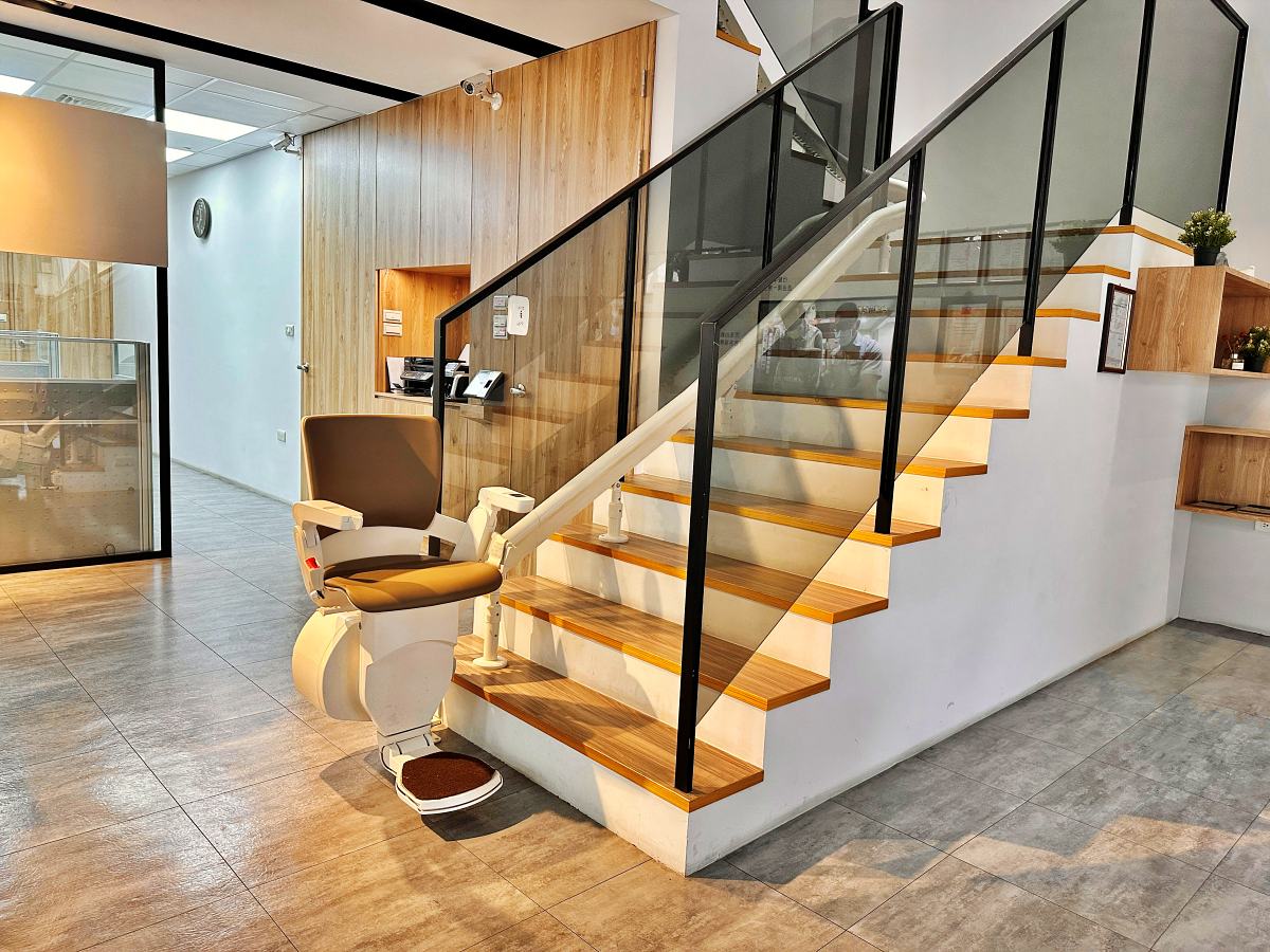 打造安全的居家環境，選擇正確的輔具「樓梯升降椅」。（圖／泓電樓梯升降椅提供）