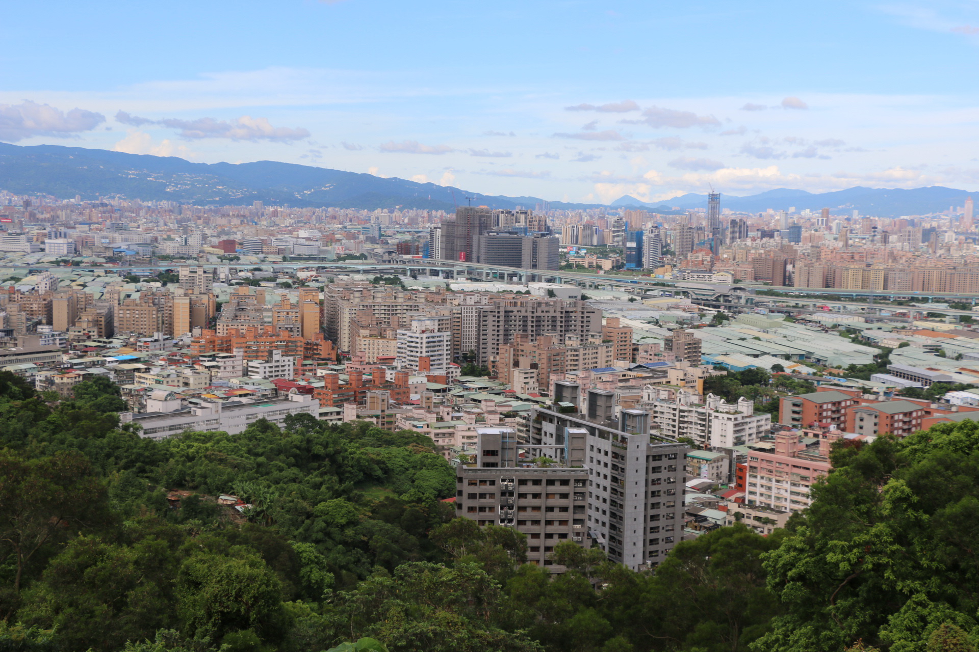 義學坑公園俯瞰泰山區.jpg